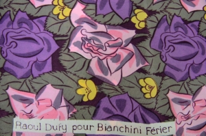 Tissus « Roses sur fond grenat » Tissus « Roses sur fond grenat »